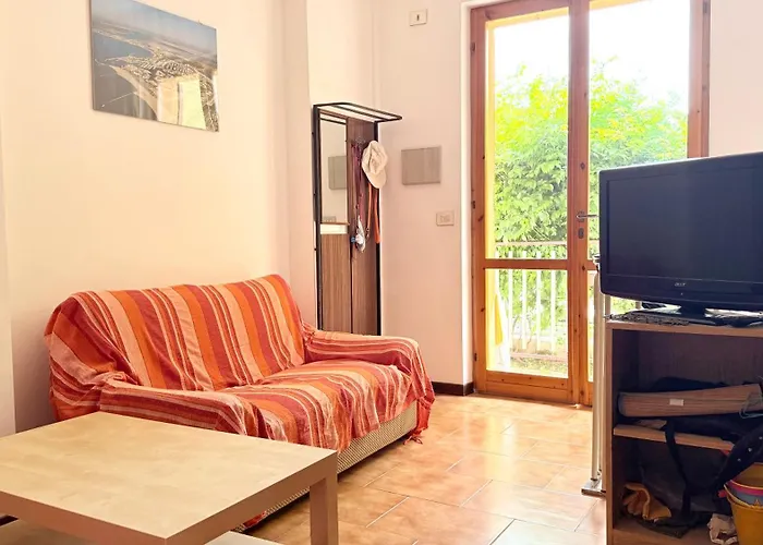 N303 - Comodo Con Giardino A *